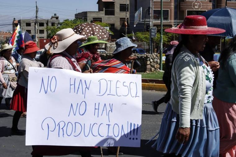Bolivia farmers return to streets over diesel price hike