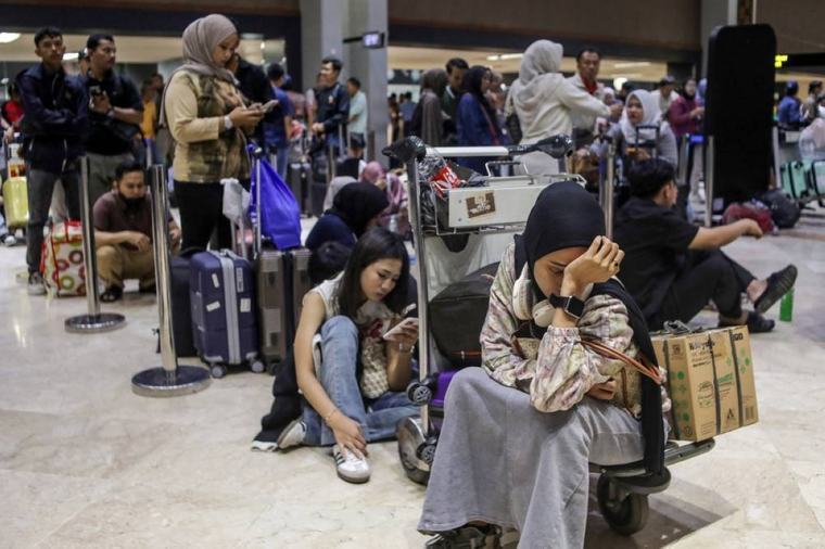 Flights resume in Indonesia after volcanic shutdown